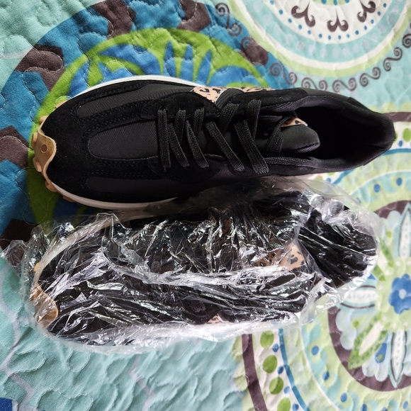 Nwot womens sneakers - Picture 7 of 8